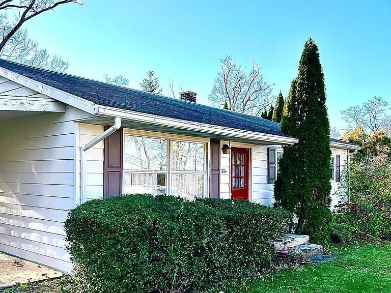224 Sycamore Dr — Photo 1