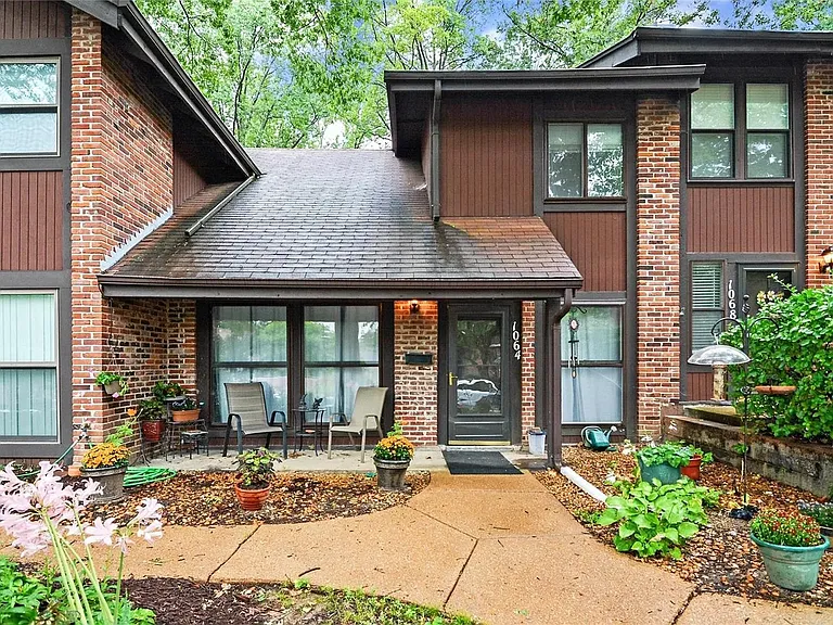 1064 Mersey Bend Dr — Photo 1