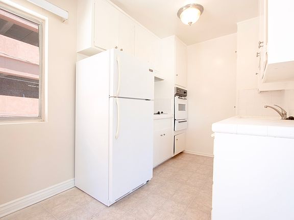 5th image of 11746 Goshen Ave #5