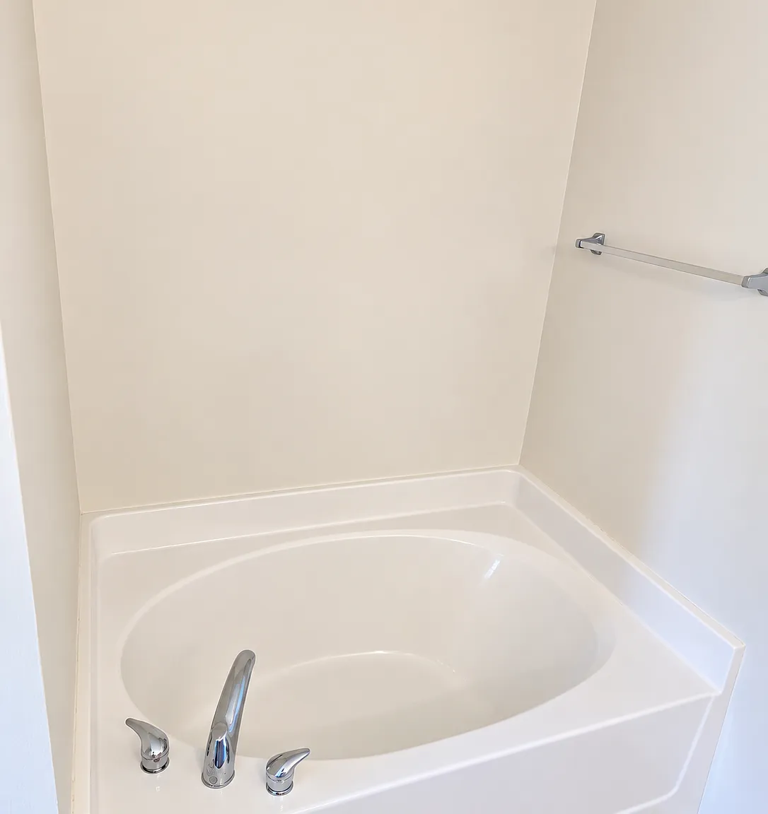 4 bed, 2.5 bath, 1896 sqft, $2,600 — Photo 4