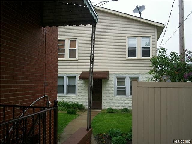 1st image of 384 Riverbank St
