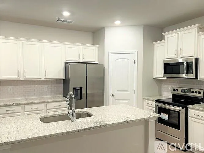 200 Turner Ln — Photo 6