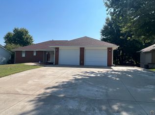2134 SW Kingsrow Rd, Topeka, KS 66614