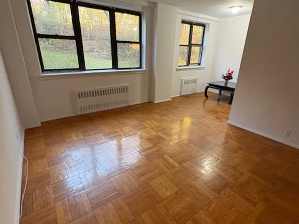 735 Kappock Street image 4 of 13