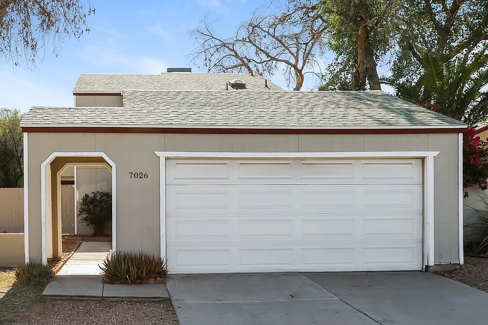3 bed, 2.0 bath, 1370 sqft, $2,215 — Photo 1