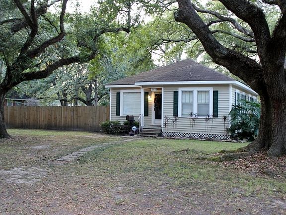 2nd image of 202 W Oak Ln