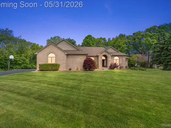 8533 Glen View Dr, Howell, MI 48843