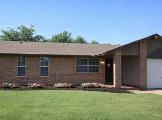 1024 NW 20th St, Moore, OK 73160