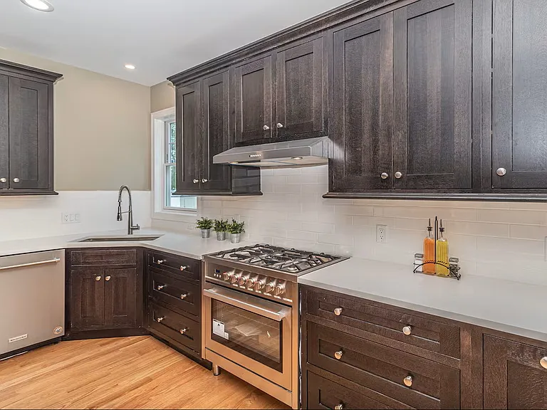 804 Henry St — Photo 4