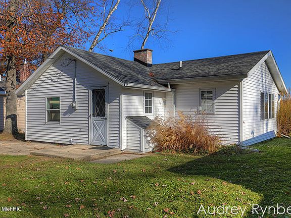 4th image of 1858 E John St