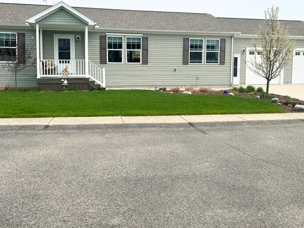 704 Peach Ln, Fremont, MI 49412