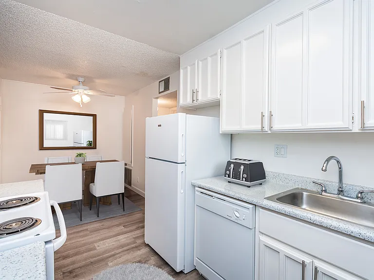Sandpiper Apartments — Photo 21