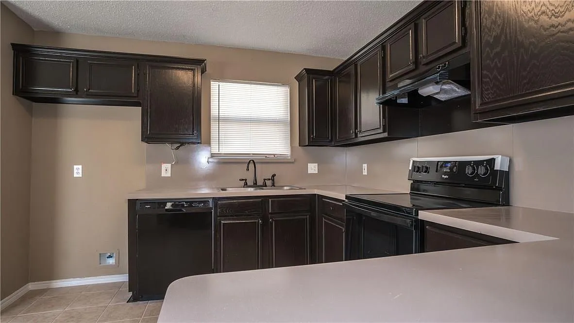 3 bed, 1260 sqft, $2,150 — Photo 2