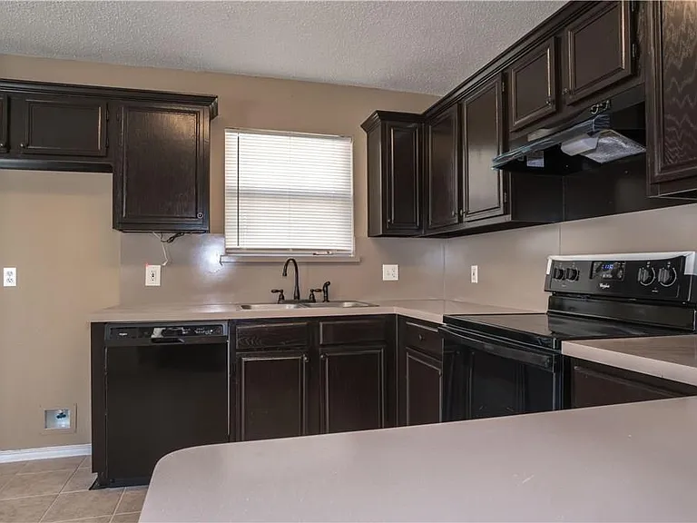 1512 Manitoba Ln — Photo 2