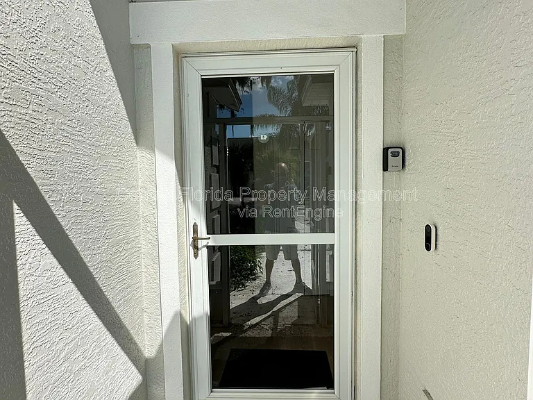 1009 Lake Davenport Blvd — Photo 2