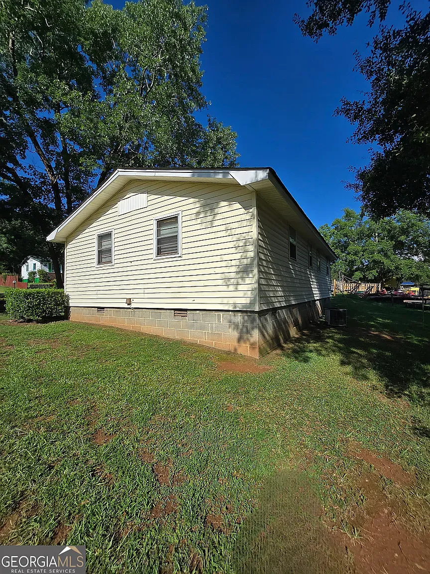 3 bed, 960 sqft, $1,300 — Photo 1