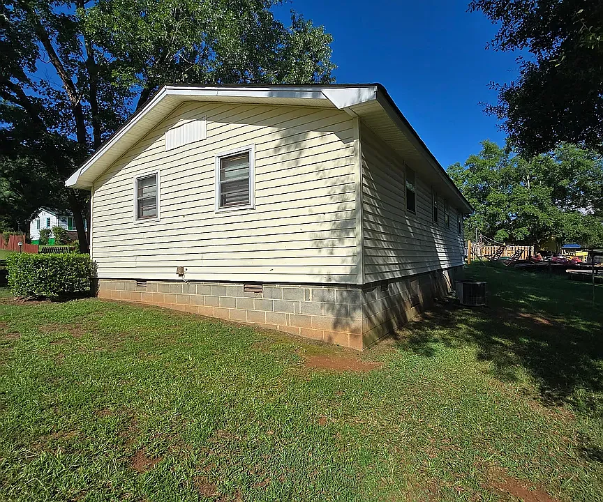 934 Clairmont Ave