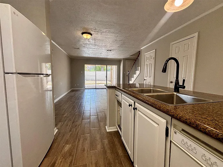 2030 Plantation Dr #B1 — Photo 10