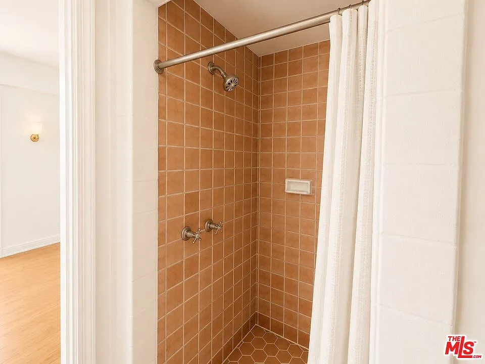 Studio, 1.0 bath, 250 sqft, $1,100 — Photo 2