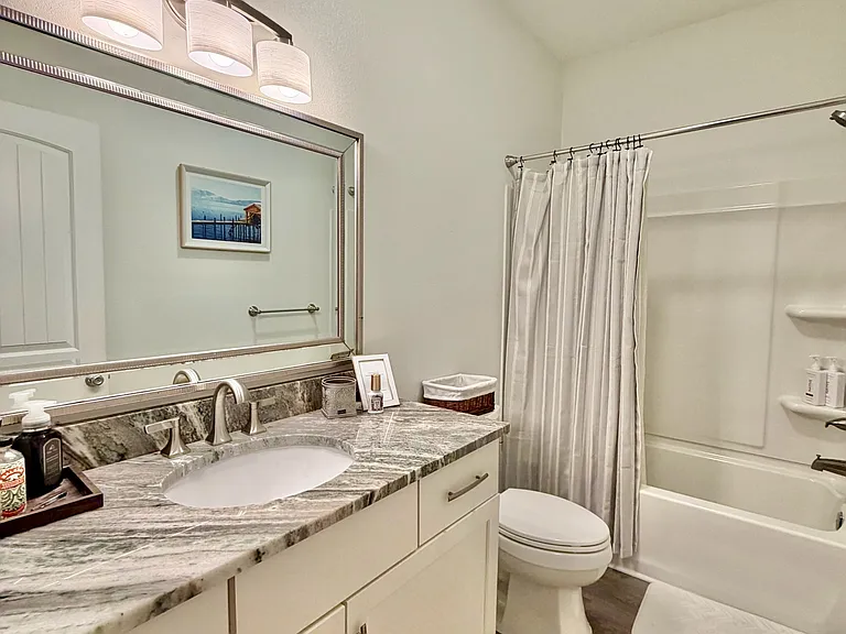 411B Redwood Ave — Photo 16