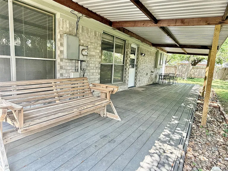 17407 Chamberlain Dr — Photo 2