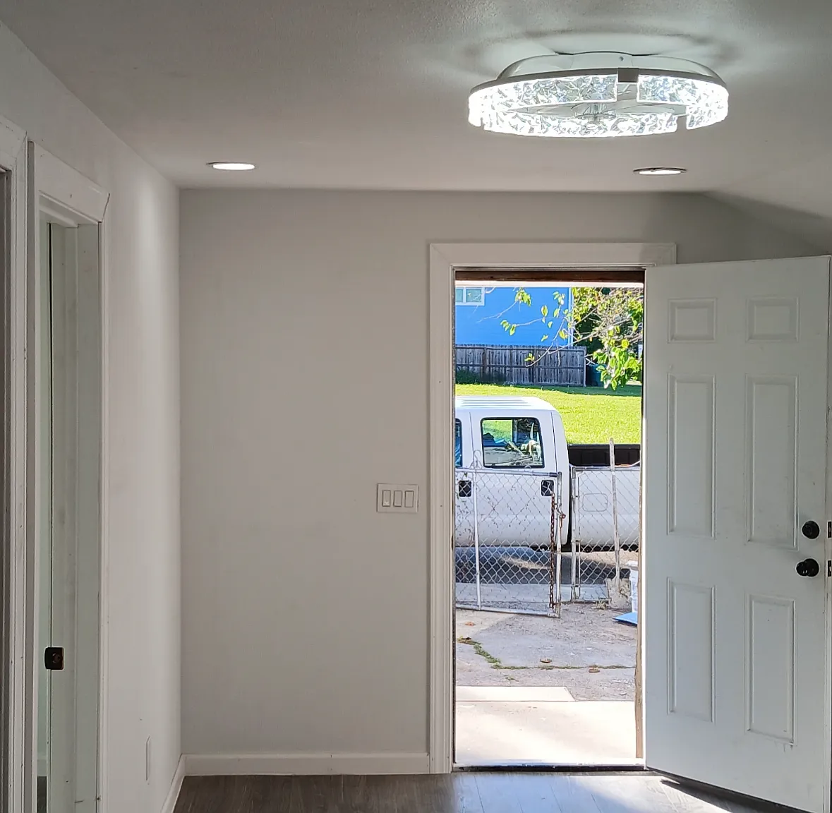 3 bed, 1.5 bath, 833 sqft, $1,400 — Photo 2