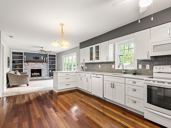 3rd image of 602 Lorient Dr