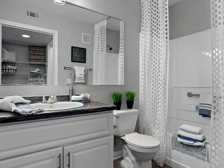 Millennium East Luxury Apartment Homes — Photo 6