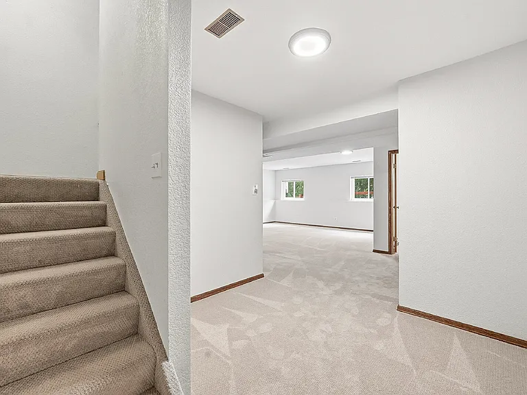 110 Mobray Ct — Photo 31