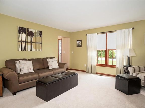 3rd image of 3323 Blossom Ln
