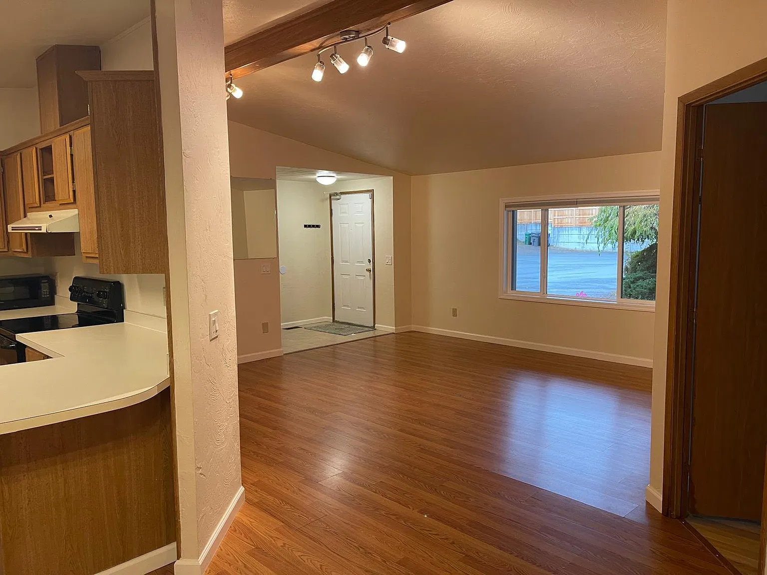3 bed, 1580 sqft, $3,800 — Photo 2