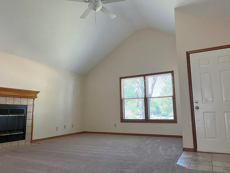320 Eldridge Ln — Photo 4