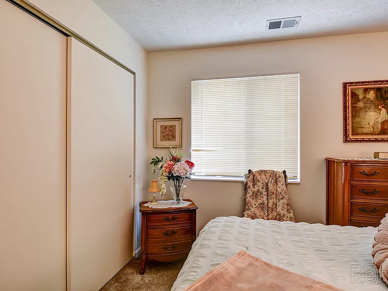 Hickory Knoll Apartments — Photo 10