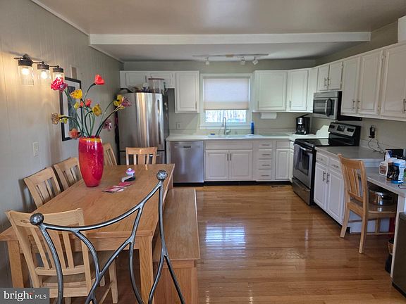 3rd image of 139 Cardinal Ln