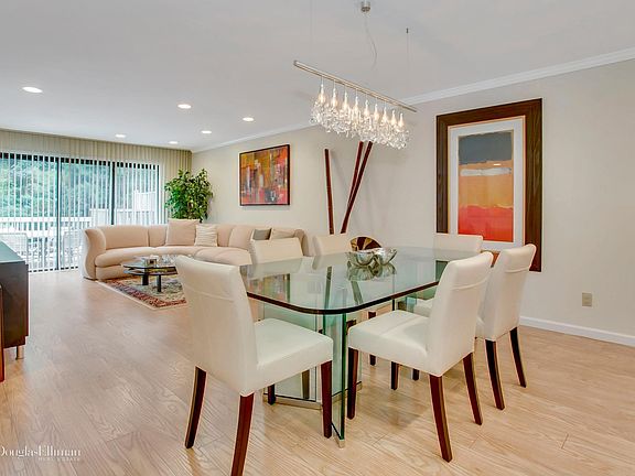 3rd image of 104 Foxwood Dr