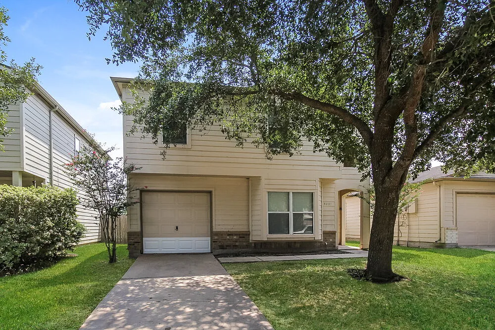3 bed, 2.5 bath, 1545 sqft, $1,820 — Photo 1