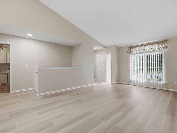 5th image of 46201 Bentley Cir W