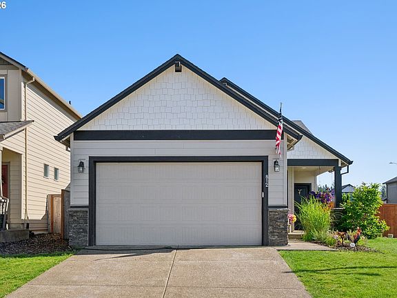 4th image of 812 NE Trillium Dr