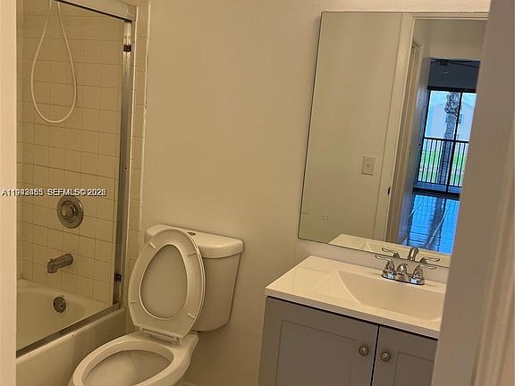3rd image of 1017 Washington Cir APT I