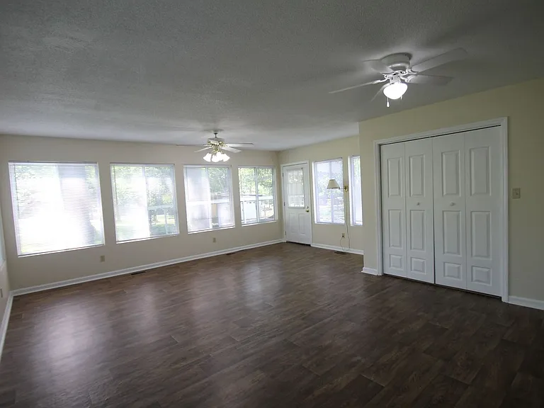 1004 Anderson Rd S — Photo 42
