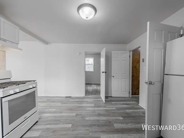 4901 Magoun Ave #1R — Photo 2