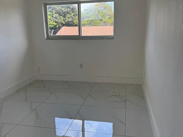 901 NW 28th St #9 — Photo 9
