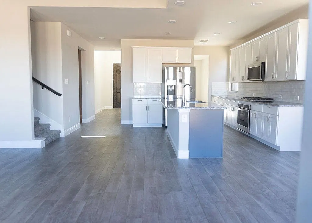 4 bed, 2.5 bath, 2427 sqft, $2,800 — Photo 3