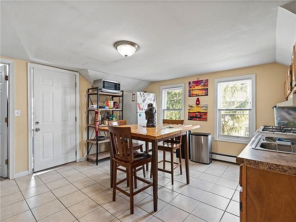 5th image of 23 Tiffany St #3