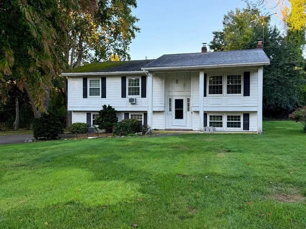 394 Bedford St, Lakeville, MA 02347
