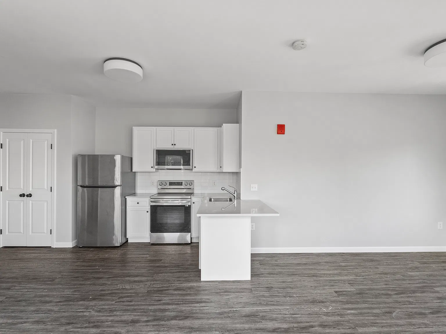 135 Waterman Ave — Photo 2
