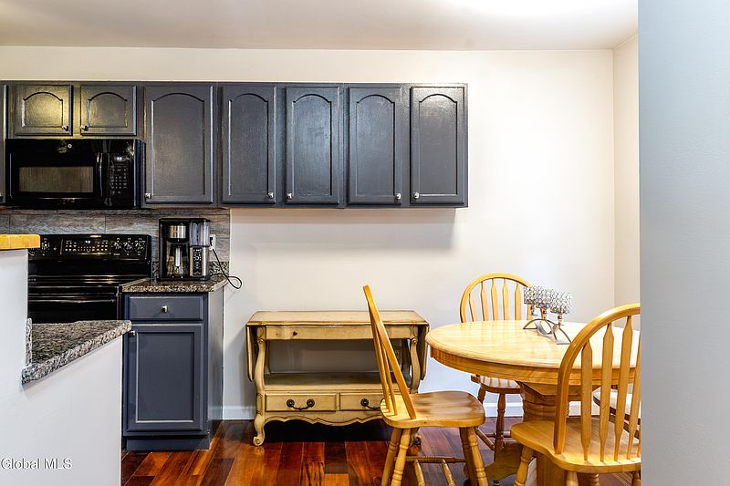 5th image of 301 Evergreen Place