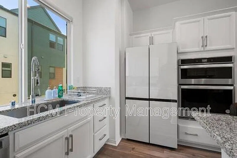 2 bed, 2.5 bath, 1576 sqft, $4,195 — Photo 2