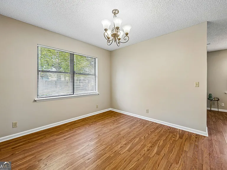132 Woodvalley Dr — Photo 9
