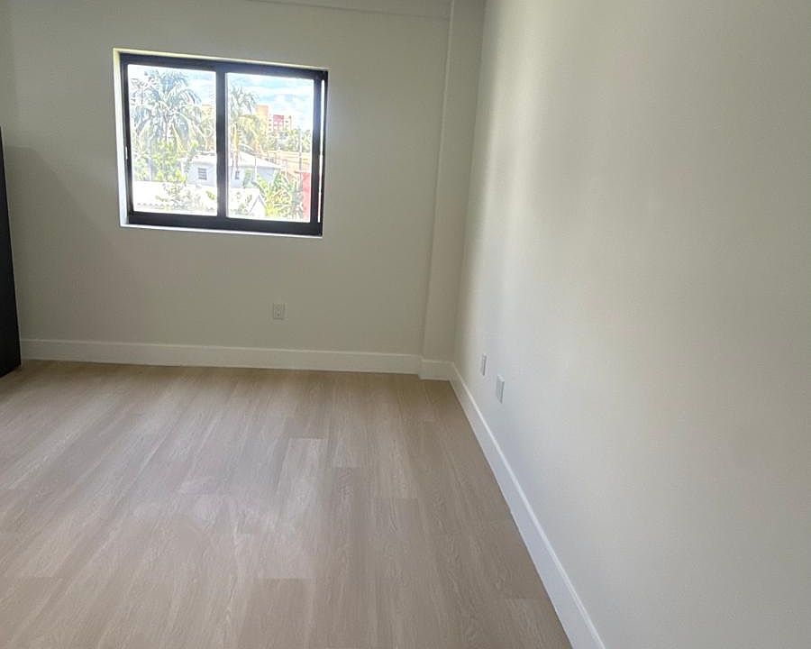 1st image of 330 SW 5th Ave APT 2